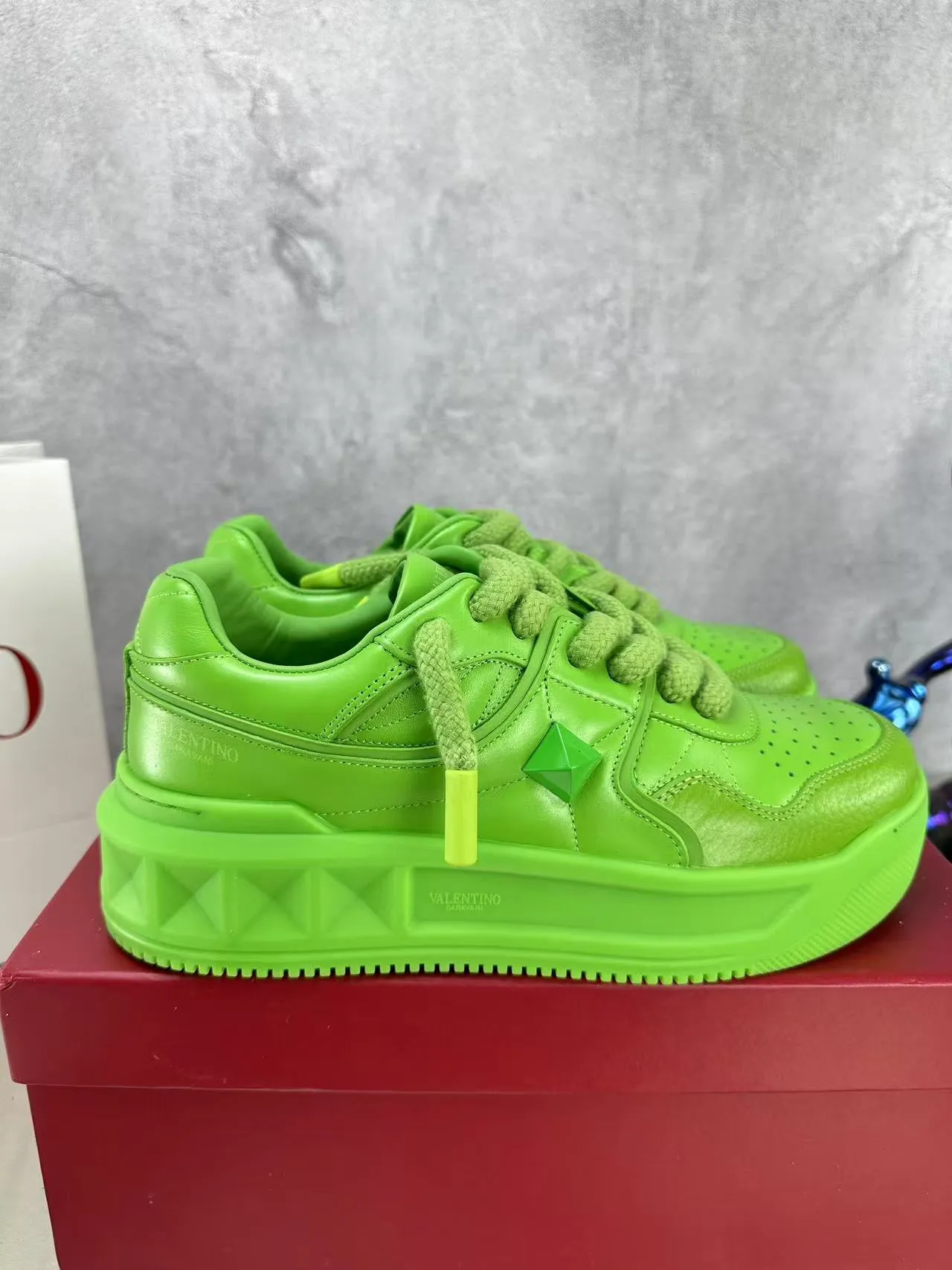 👟👟Ex-factory price 640👟👟 🔺Valentino🔺Valentino new casual shoes 2023 latest model hot style for catwalk couples, thick shoelaces, the same style as Elsa Hosk, Zhang Yixing, Guan Xiaotong and many other stars 🔥 Top version + lasting process, full oil edge on the upper. Fabric: Customized cowhide + cowhide lining with breathable mesh. Outsole: original molded TPU thickened outsole. Size for women is 35-40. Men’s size is 39-45.